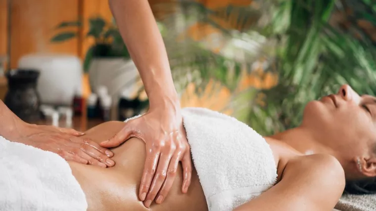Massage en profondeur à l’huile essentielle et énergisante sur femme, Porto-Vecchio, Cabinet Fleur de Vie